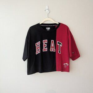 Tommy Jeans NBA Miami Heat Black and Red Colorblock Graphic T-Shirt Crop Size M